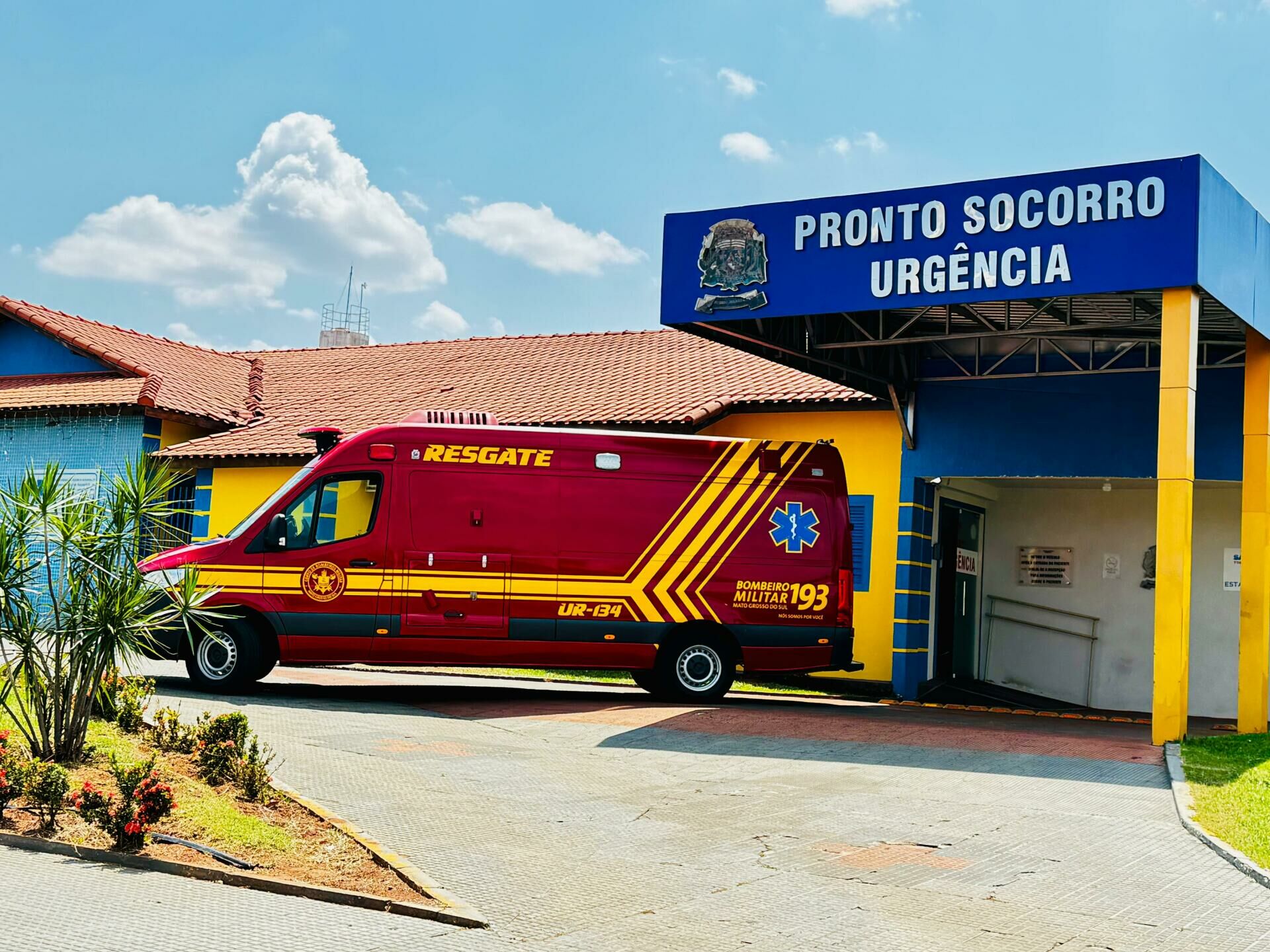 Imagem de compartilhamento para o artigo Jovem fica ferida em batida entre moto e caminhonete de empresária em Costa Rica da MS Todo dia